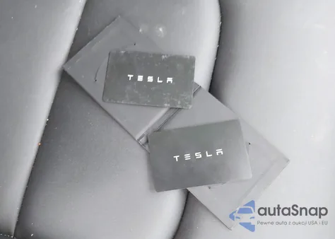 2025 Tesla Model Y Long Range Dual Motor All-Wheel Drive z USA, uszkodzony, nr VIN 7SAYGDED4SF257882